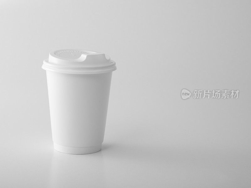 白色背景上的空白咖啡杯