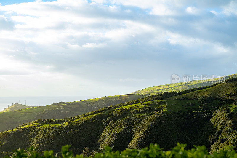 青山的全景。