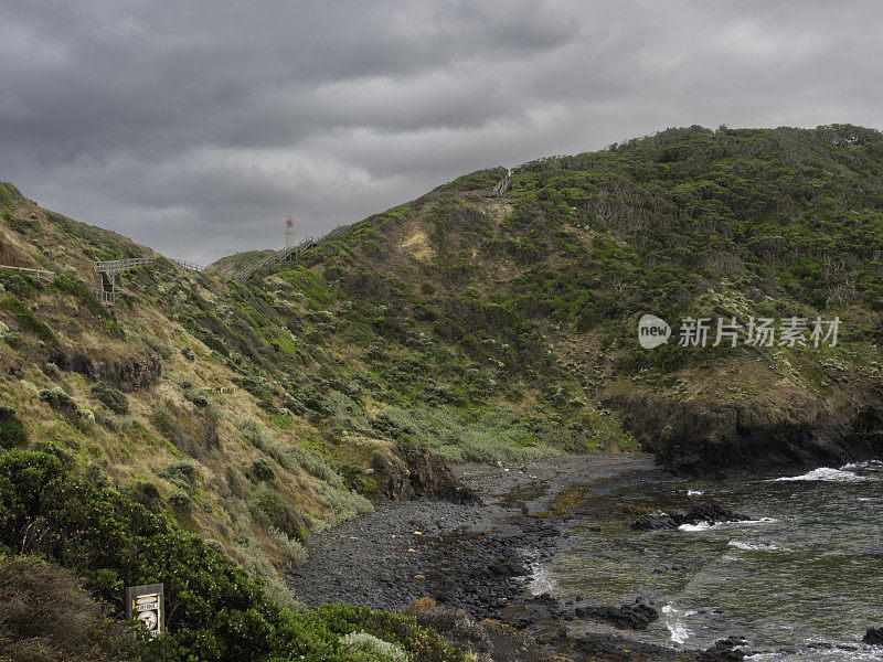 岩石海岸线上的木板路