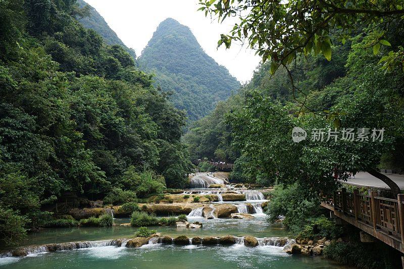 中国贵州森林中的瀑布，完美的壁纸和背景
