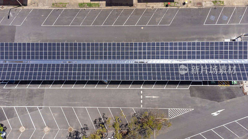 鸟瞰停车场内的太阳能电动汽车充电站