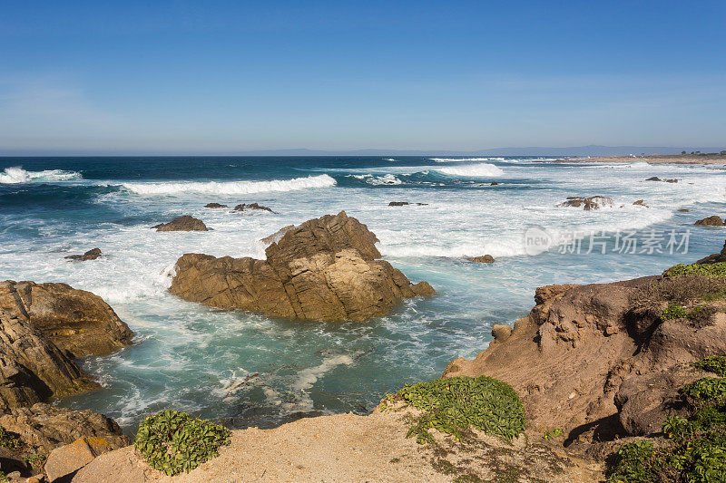 在加州17英里的车程内可以看到美丽的岩石和海景