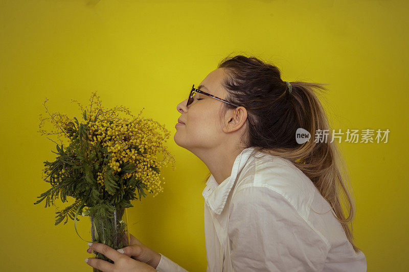 一位女性植物学家正在享受花香
