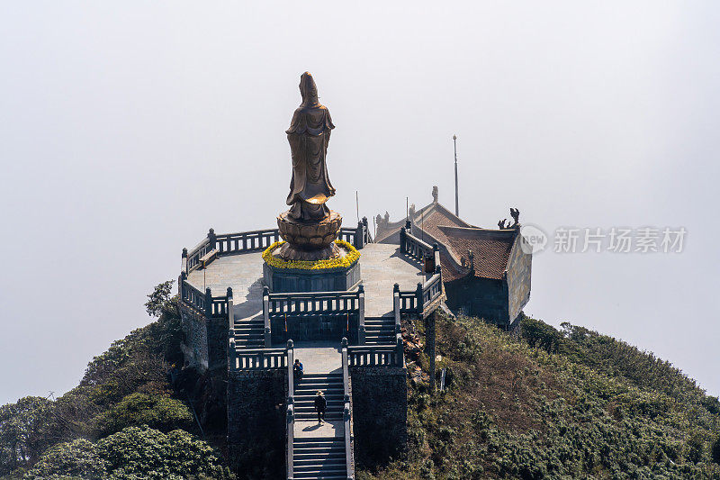 从梵磐山上的美丽风景和一座佛教寺庙。越南老蔡省萨帕。