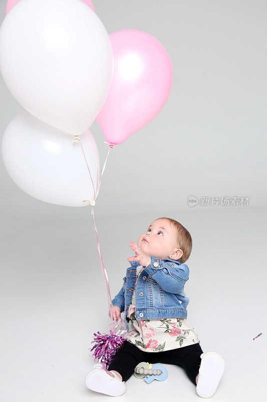 八个月大的女婴带着气球
