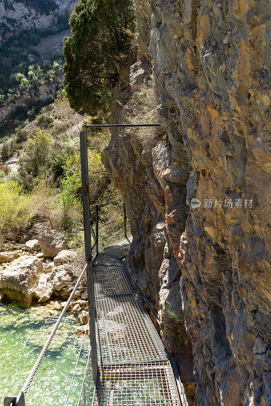 阿尔奎扎尔壮观的维罗河峡谷人行桥。