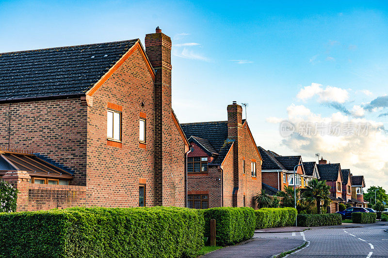 英国现代砖砌住宅开发区的一条街道