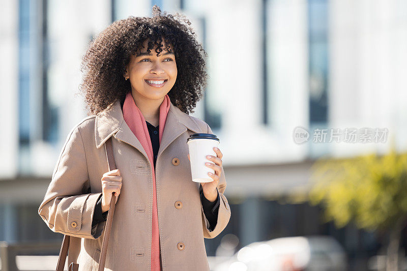 快乐，咖啡和商务女性在城市的早晨，午餐休息和健康。和女员工一起放松、旅行、微笑，带着开始、事业和职业心态的饮料走在城市里