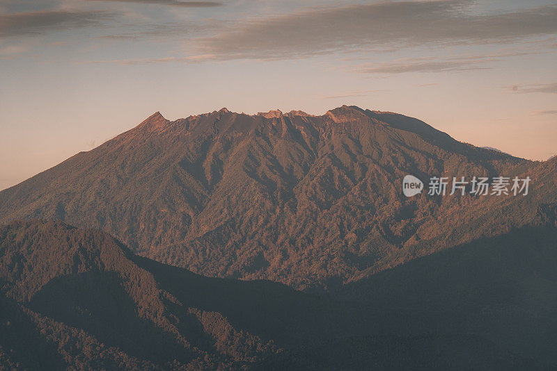 日出的火山