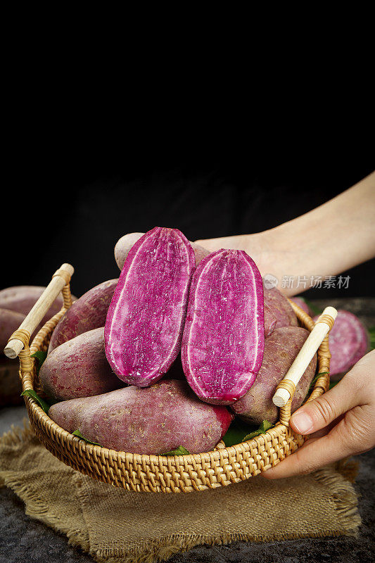手里端着一篮紫薯