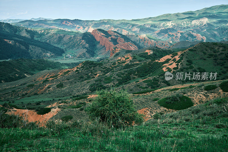 夏季山脊的高角度视图