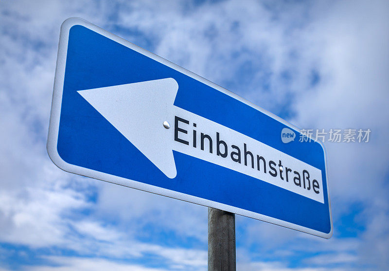 德国一条单行道(einbahnstrasse)的标志衬着蓝天