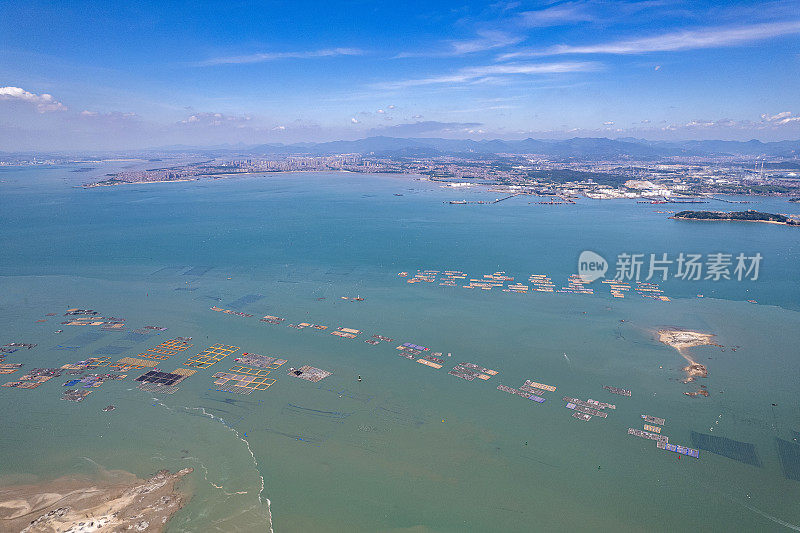 岛上有海上浮动和海洋养殖基地