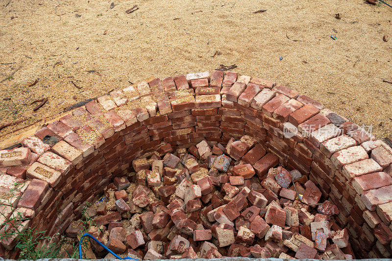 在印度北阿坎德邦农村建造紧凑的砖砌集水罐，用于可持续节水。