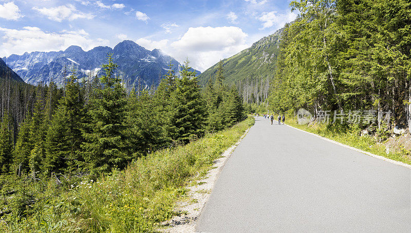 假期在波兰-道路到莫斯基奥科湖在塔特拉山脉