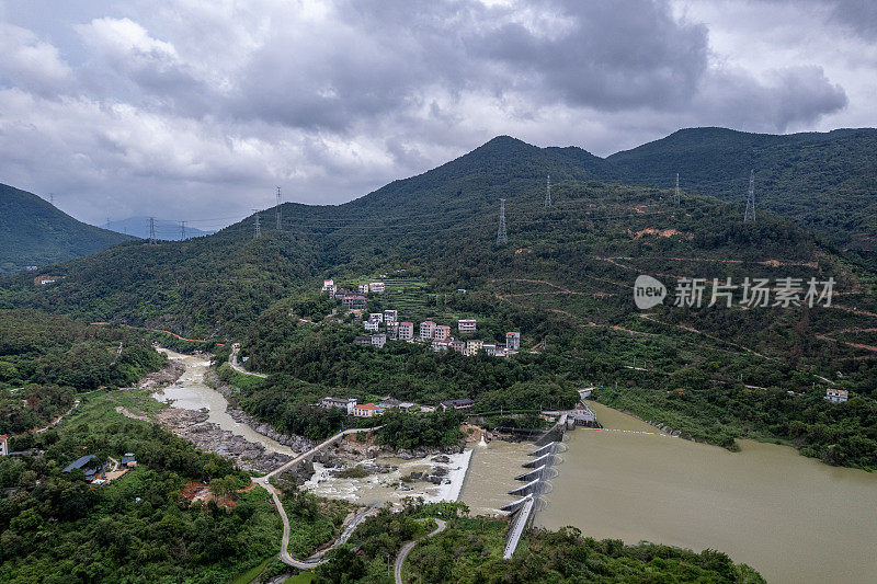 洪水后的湖面和水库大坝鸟瞰图