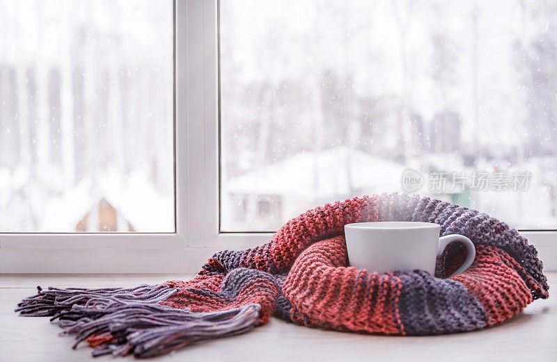 倚着冬窗的窗台上，一杯热茶裹在织好的围巾里，暖暖的