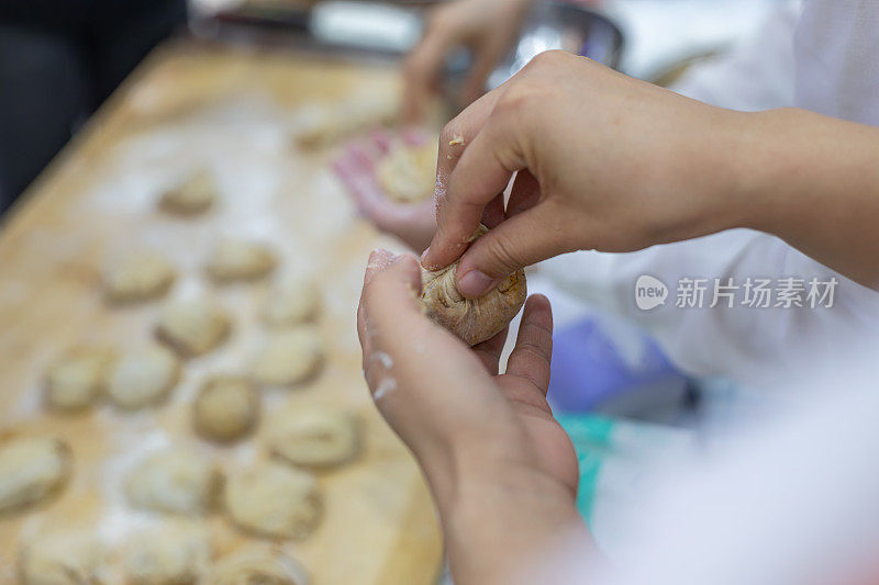 中国面食制作:女人揉面。做馒头的面团。