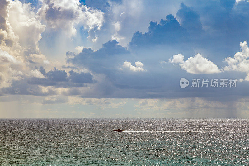 在太阳和地平线的水面上划船