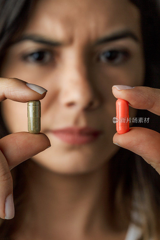 年轻的西班牙裔妇女在抗生素和替代药物之间抉择