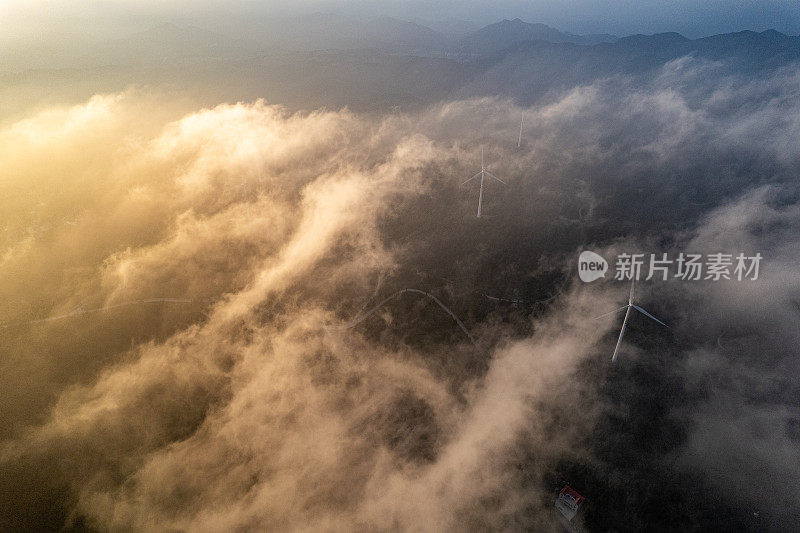 日落时分，森林山顶上的风力涡轮机