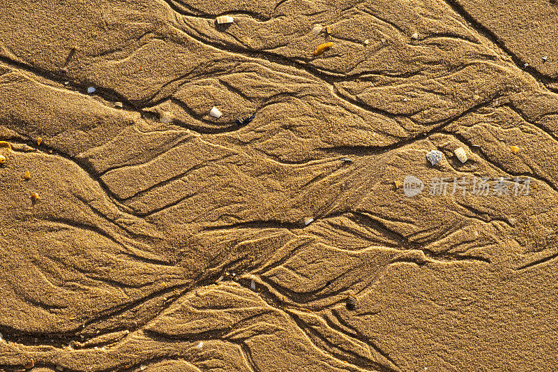 海水和潮汐在沙滩上留下的痕迹和形状。