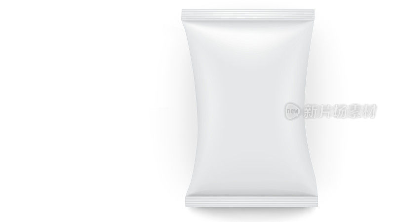 空白的白色芯片袋模拟模板的品牌和设计演示。零食包装模型与脆皮土豆图形，孤立在白色背景上