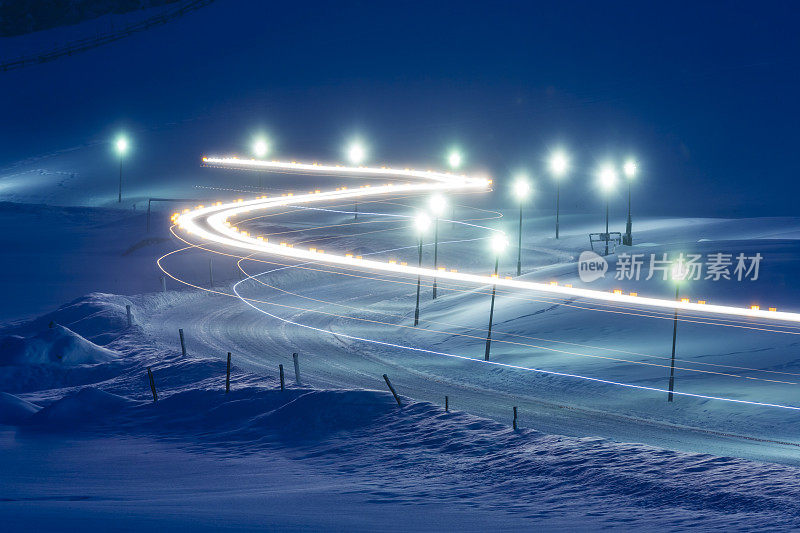 冬天，白雪覆盖的道路上的小路