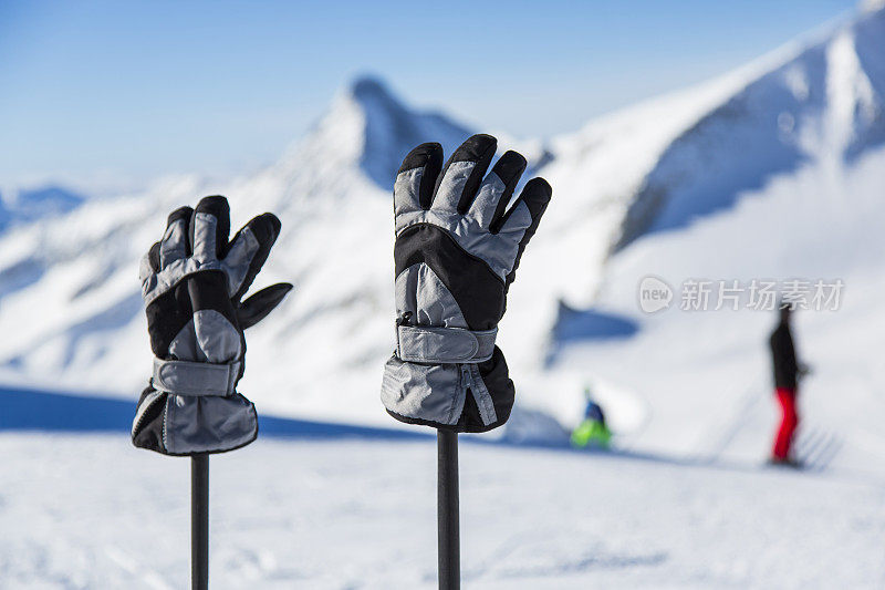 滑雪场顶部的滑雪手套和滑雪杖