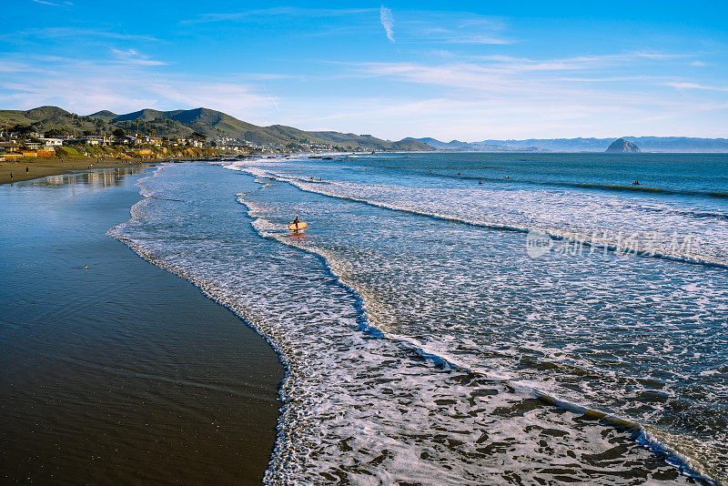 加州中部海岸的卡尤科斯海滩。