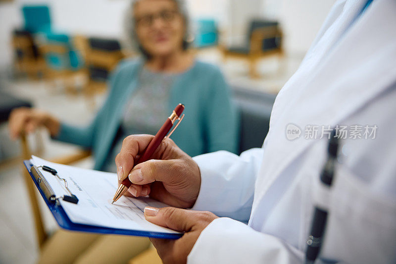 医生在医院填写病人的医疗文件的特写。