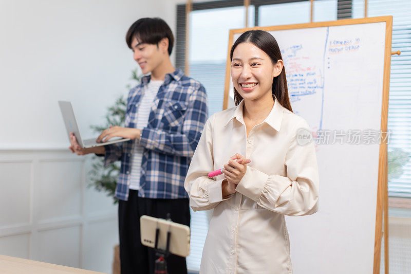 商务人士在家庭办公室向合作伙伴介绍新项目。年轻的女商人在会议室里做报告。