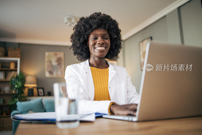 黑人女医生在远程医疗视频通话中使用笔记本电脑