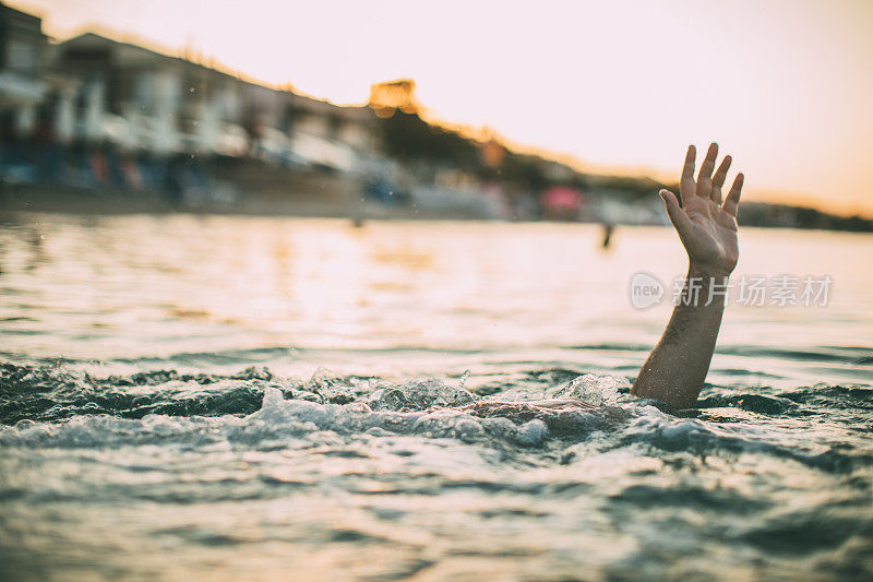 年轻人溺水在海里