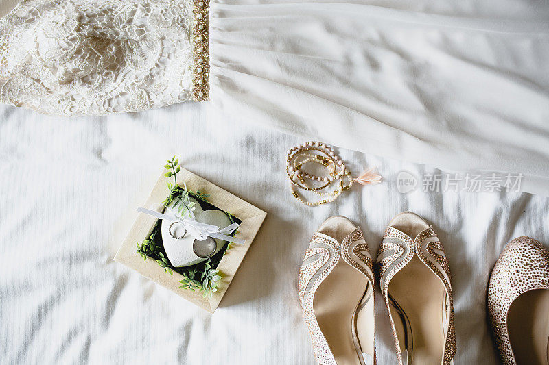 婚纱、鞋子和婚戒