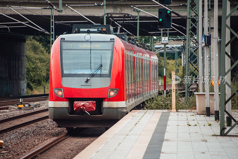 火车站里的红色客运列车