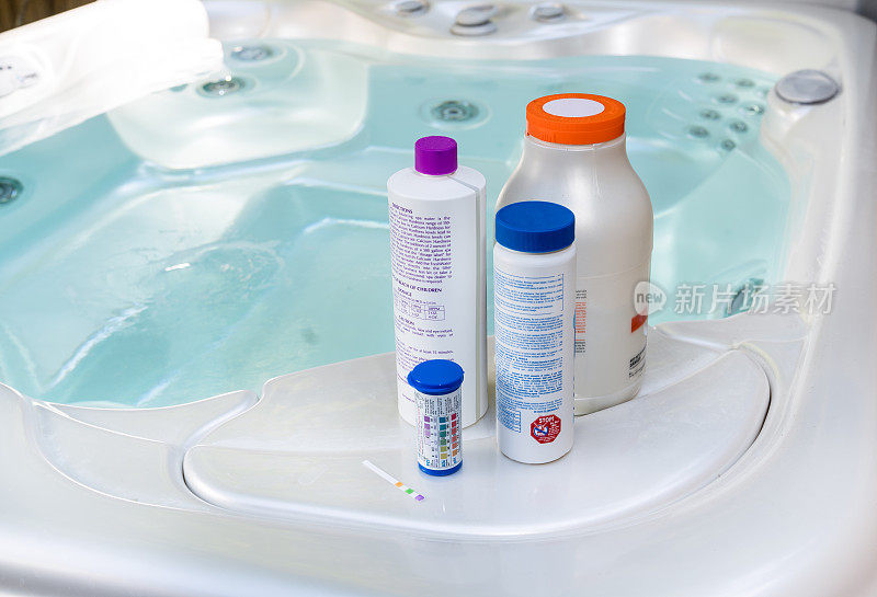用于测试和处理热水浴缸，温泉，游泳池水的pH值的瓶子和测试条中的水化学物质。