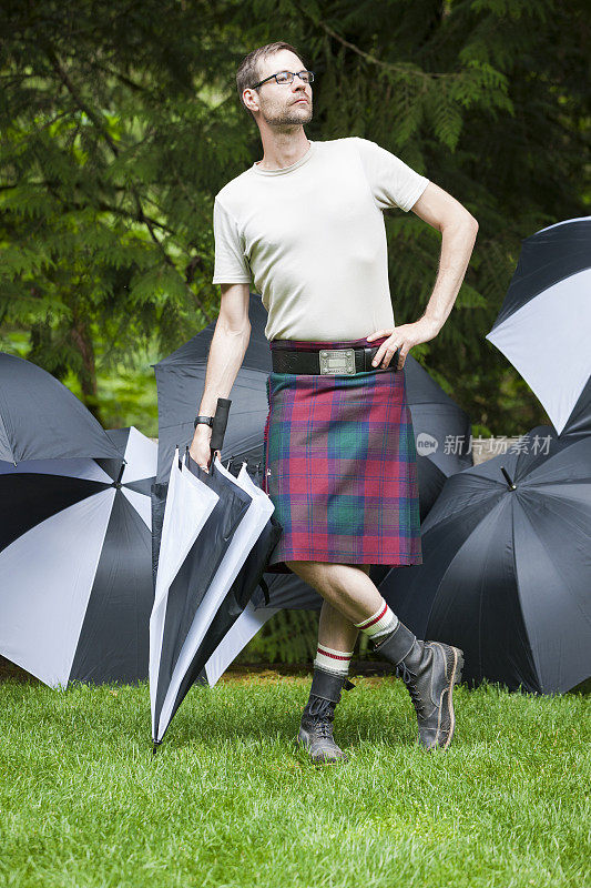 一个拿着雨伞的男人的肖像