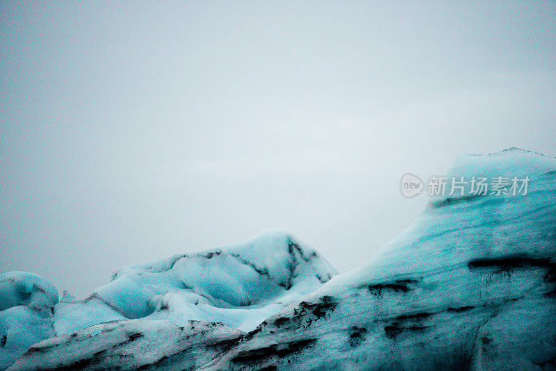 冰山漂浮在Jökulsárlón冰川泻湖冰岛在阴天