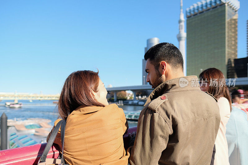 女人和男人在东京的旅游景点交谈