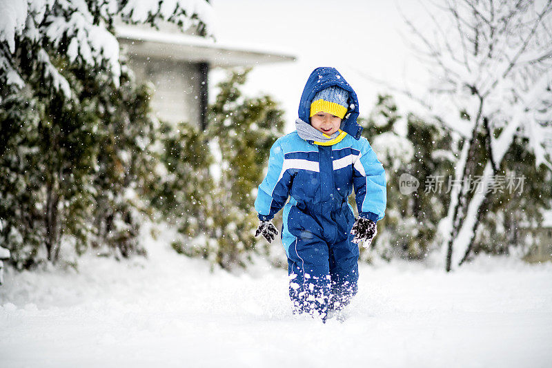 大雪过后，小男孩在享受雪