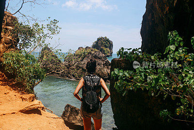 独自旅行的女人探索洞穴附近著名的拉伊海滩在泰国