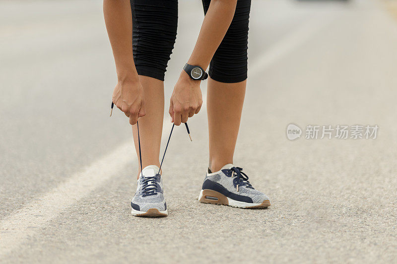 女性的手系鞋带跑步鞋