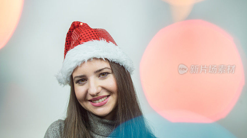 女孩肖像与圣诞灯覆盖