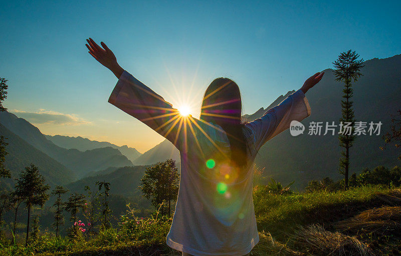 年轻女子在山顶上兴高采烈