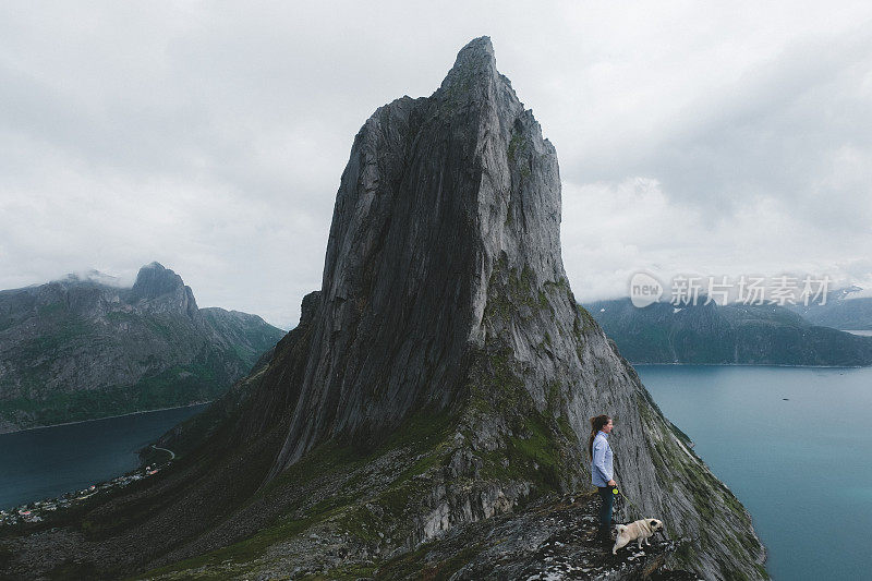 一个女人和一只狗在挪威的塞格拉山徒步旅行