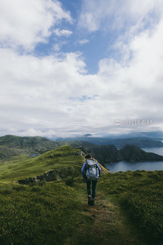 在挪威的Runde岛背包徒步旅行的女人