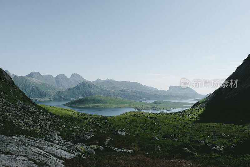 北极圈峡湾和罗浮敦群岛的山脉