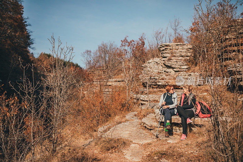 两个女人徒步旅行