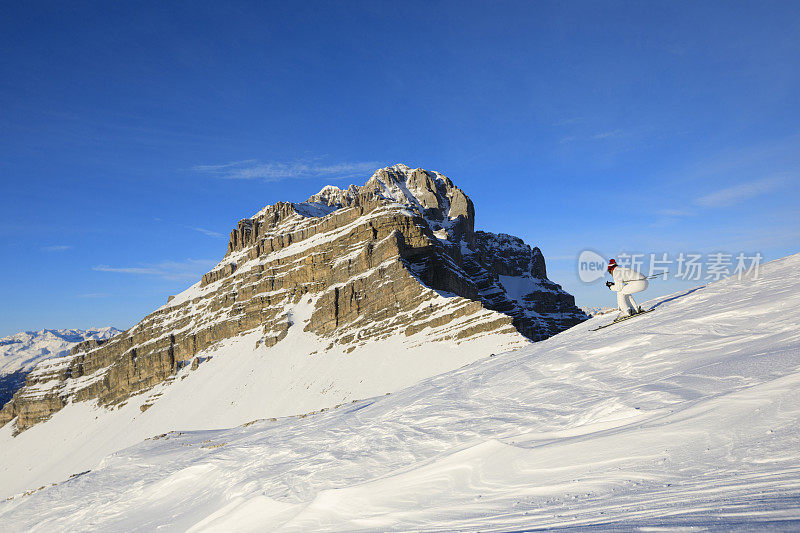 女子滑雪者在滑雪胜地滑雪业余冬季运动。高山雪景。意大利阿尔卑斯山白云石滑雪胜地。意大利坎皮格利奥的麦当娜。欧洲。